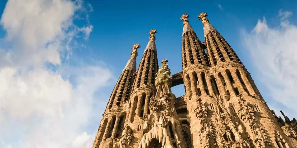La Sagrada Familia de Barcelona bajo el cielo azul